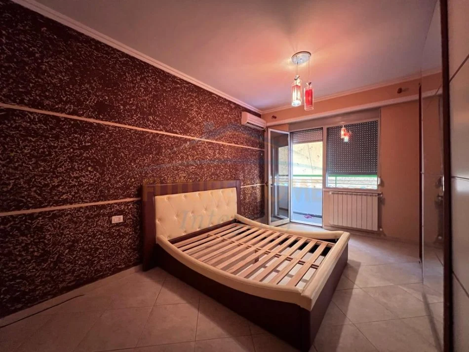 Tirane, jepet me qera apartament 3+1 Kati 4, 166 m² 1.200 €