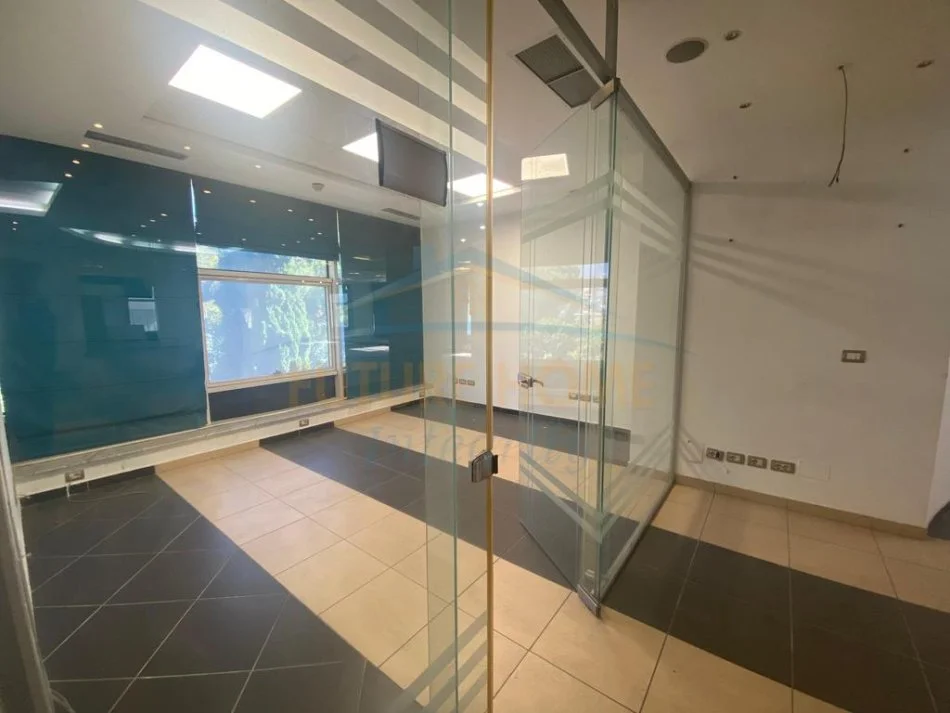 Tirane, ambjent biznesi Kati 0, 419 m² 3.500 Euro (Bulevardi Zhan Dark)