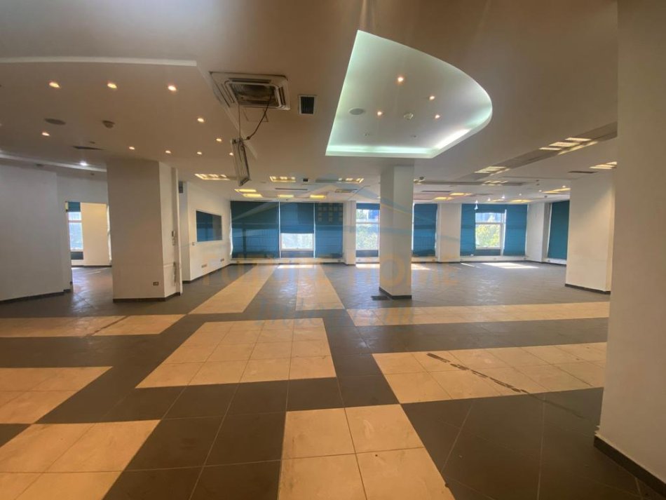 Tirane, ambjent biznesi Kati 0, 419 m² 3.500 Euro (Bulevardi Zhan Dark)