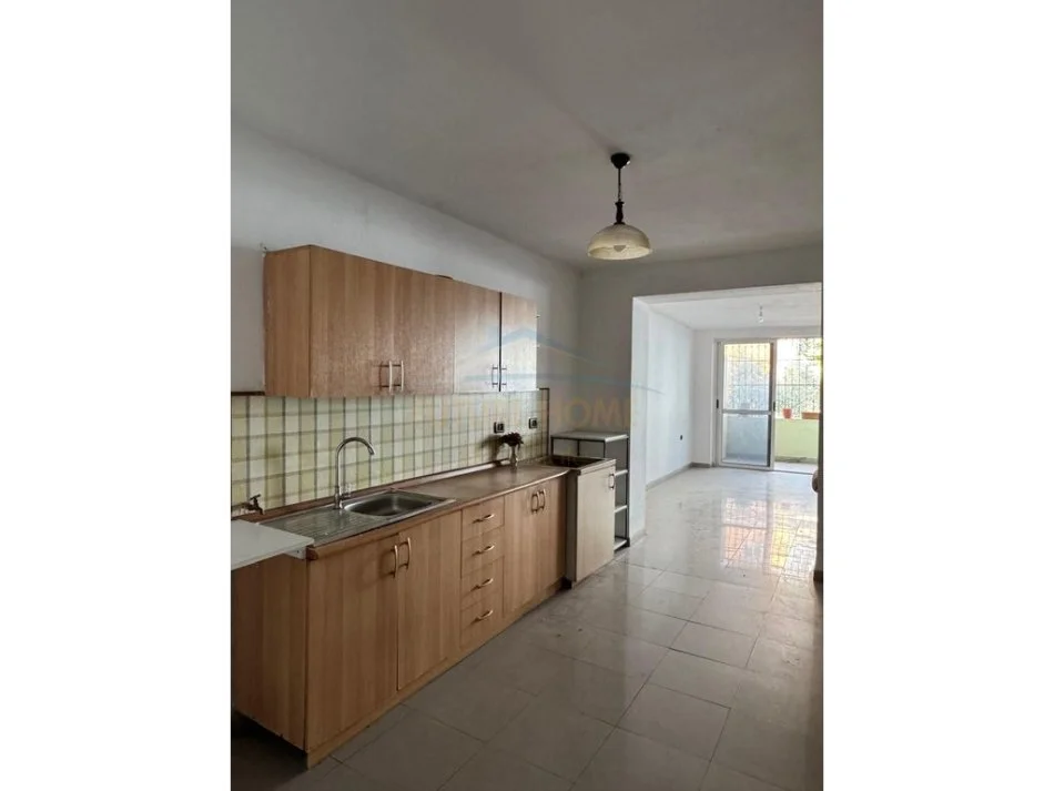Tirane, jepet me qera apartament 2+1+Ballkon Kati 2, 108 m² 500 € (Stadiumi Dinamo)