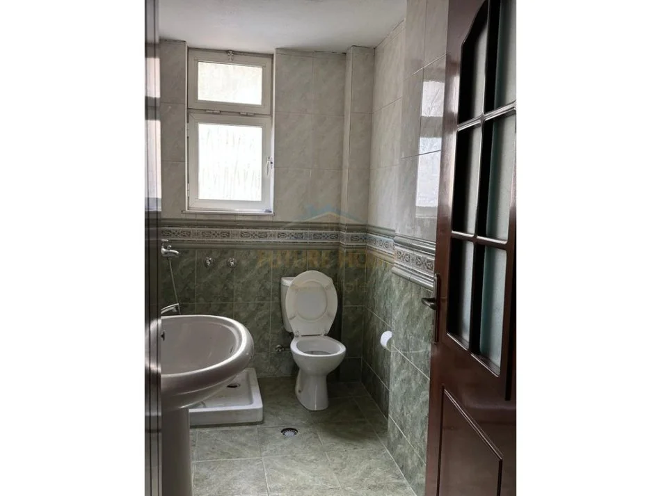 Tirane, jepet me qera apartament 2+1+Ballkon Kati 2, 108 m² 500 € (Stadiumi Dinamo)