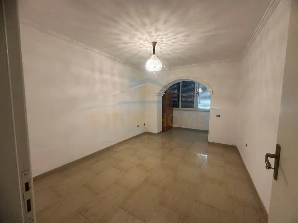 Tirane, jepet me qera apartament 3+1 Kati 4, 140 m² 1.000 € (Rruga e Durresit, Tirane)
