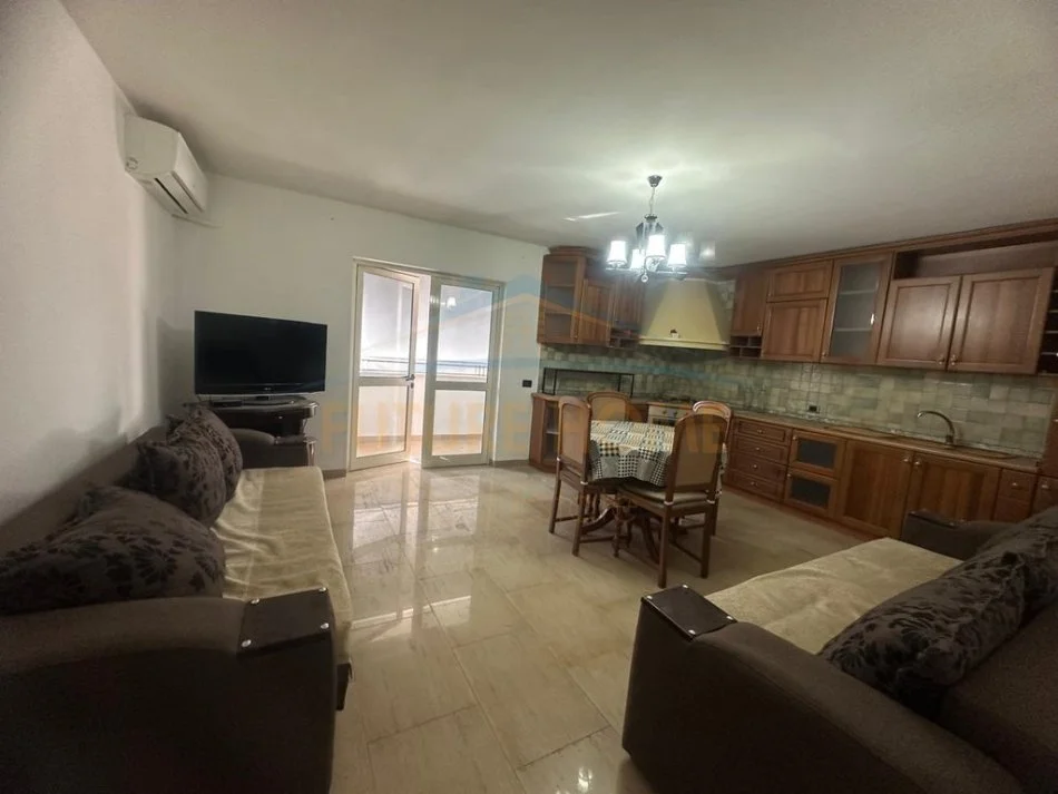 Tirane, jepet me qera apartament 3+1 Kati 4, 140 m² 1.000 € 