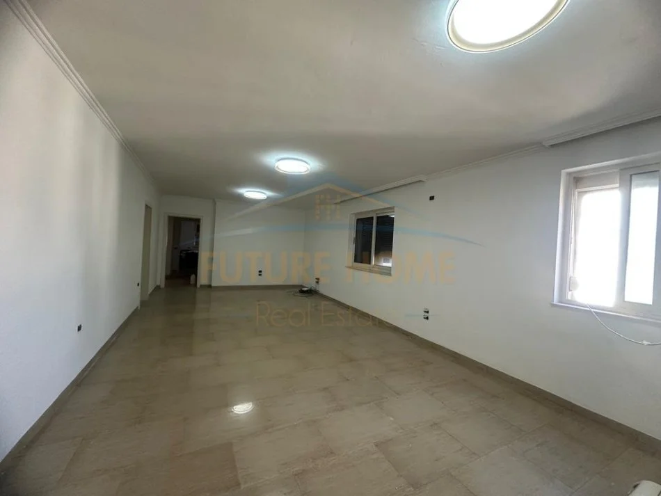 Tirane, jepet me qera apartament 3+1 Kati 4, 140 m² 1.000 € 