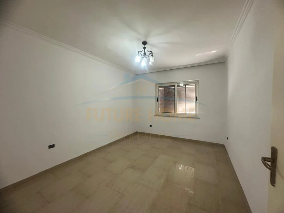 Tirane, jepet me qera apartament 3+1 Kati 4, 140 m² 1.000 € (Rruga e Durresit, Tirane)