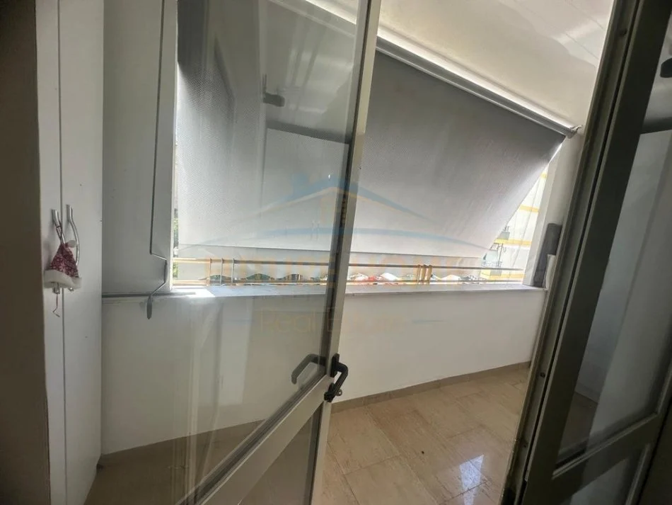 Tirane, jepet me qera apartament 3+1 Kati 4, 140 m² 1.000 € 