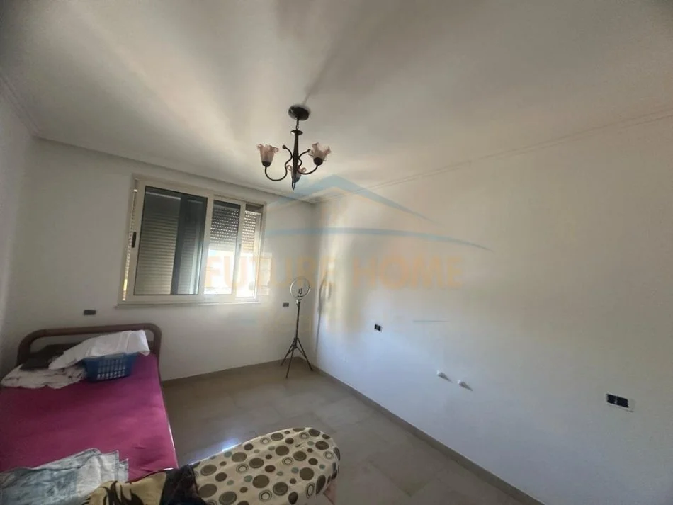 Tirane, jepet me qera apartament 3+1 Kati 4, 140 m² 1.000 € (Rruga e Durresit, Tirane)