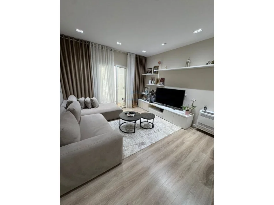 Tirane, jepet me qera apartament 2+1 Kati 2, 114 m² 800 € 