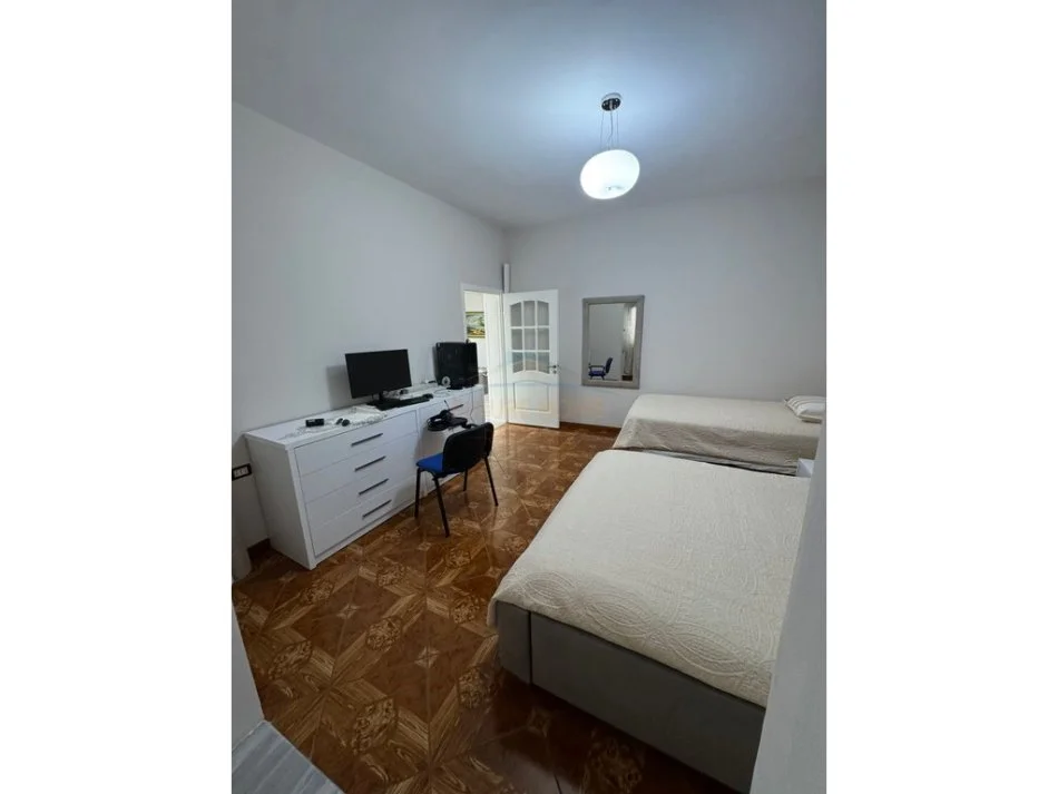 Tirane, jepet me qera apartament 2+1 Kati 2, 114 m² 800 € 