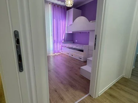 Tirane, jepet me qera apartament 2+1+Ballkon Kati 4, 110 m² 1.200 € (rruga Myslym Shyri)