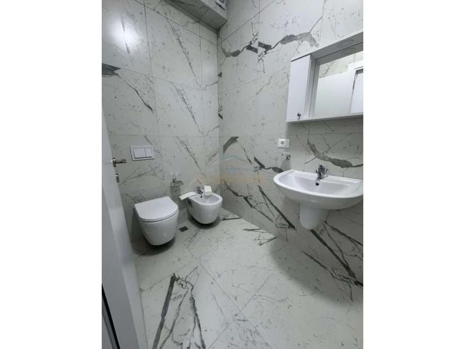 Tirane, jepet me qera apartament 2+1 Kati 4, 110 m² 1.200 € (Myslym Shyri)