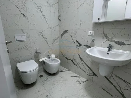 Tirane, jepet me qera apartament 2+1+Ballkon Kati 4, 110 m² 1.200 € (rruga Myslym Shyri)