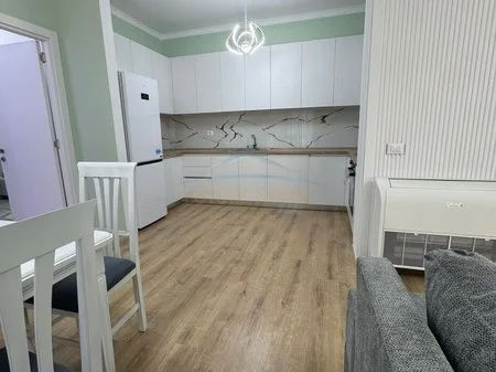 Tirane, jepet me qera apartament 2+1+Ballkon Kati 4, 110 m² 1.200 € (rruga Myslym Shyri)