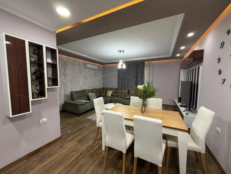 Tirane, jepet me qera apartament 2+1+Ballkon Kati 4, 105 m² 800 € (Komuna e Parisit)