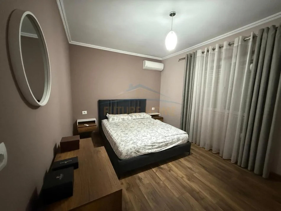 Tirane, jepet me qera apartament 2+1+Ballkon Kati 4, 105 m² 800 € (Komuna e Parisit)