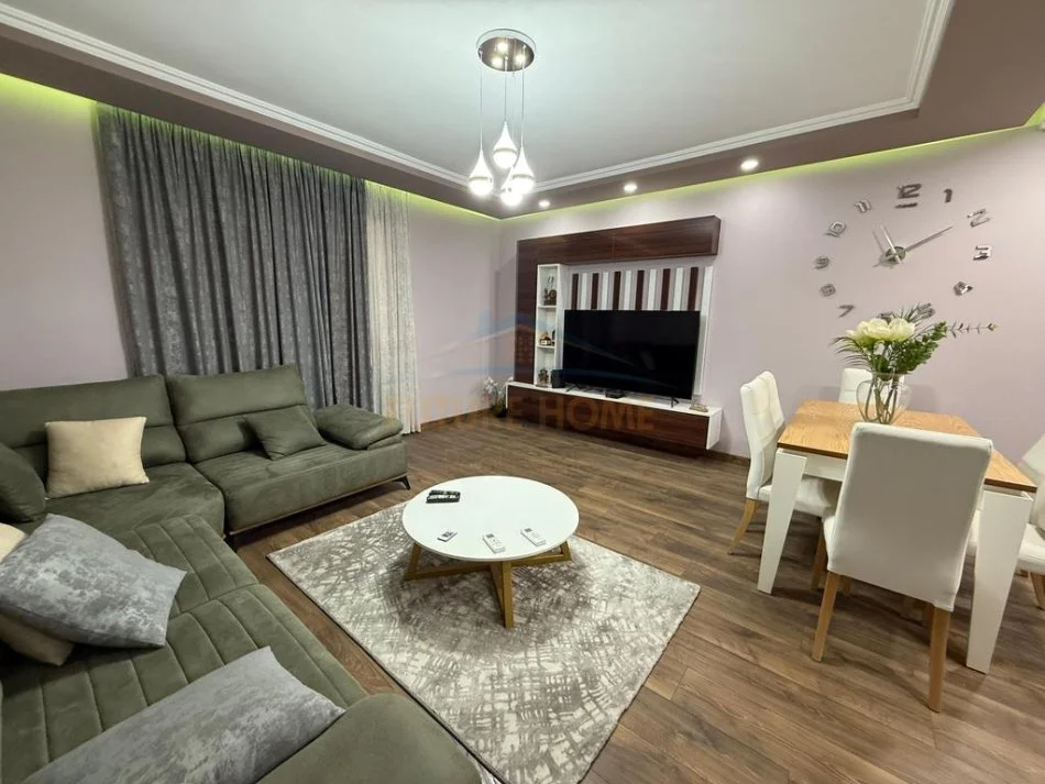 Tirane, jepet me qera apartament 2+1 Kati 4, 105 m² 800 € (PRANE BEGA 07)