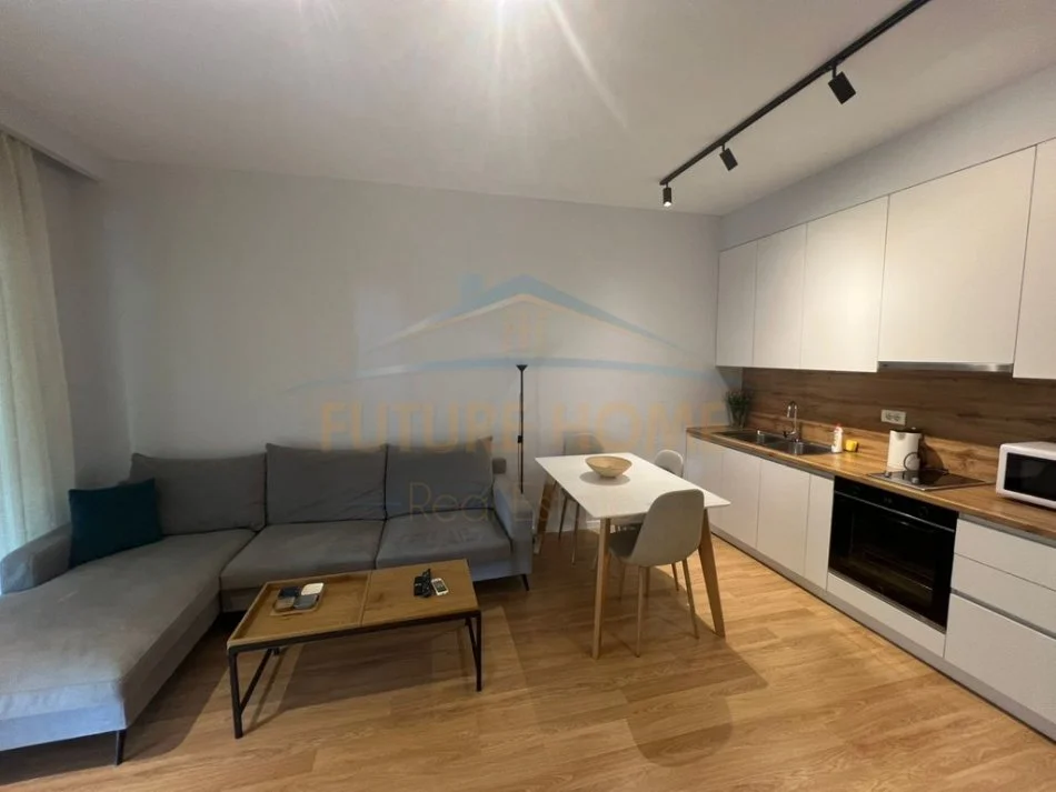 Tirane, jepet me qera apartament 1+1+Ballkon Kati 4, 65 m² 650 € 