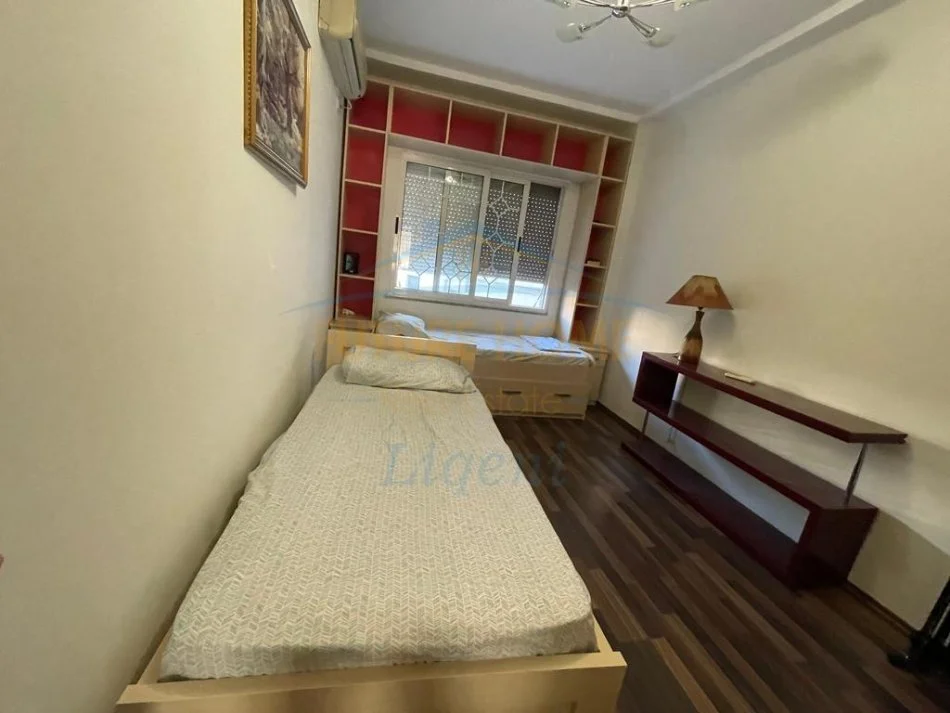 Tirane, jepet me qera apartament 2+1 Kati 2, 125 m² 900 € 