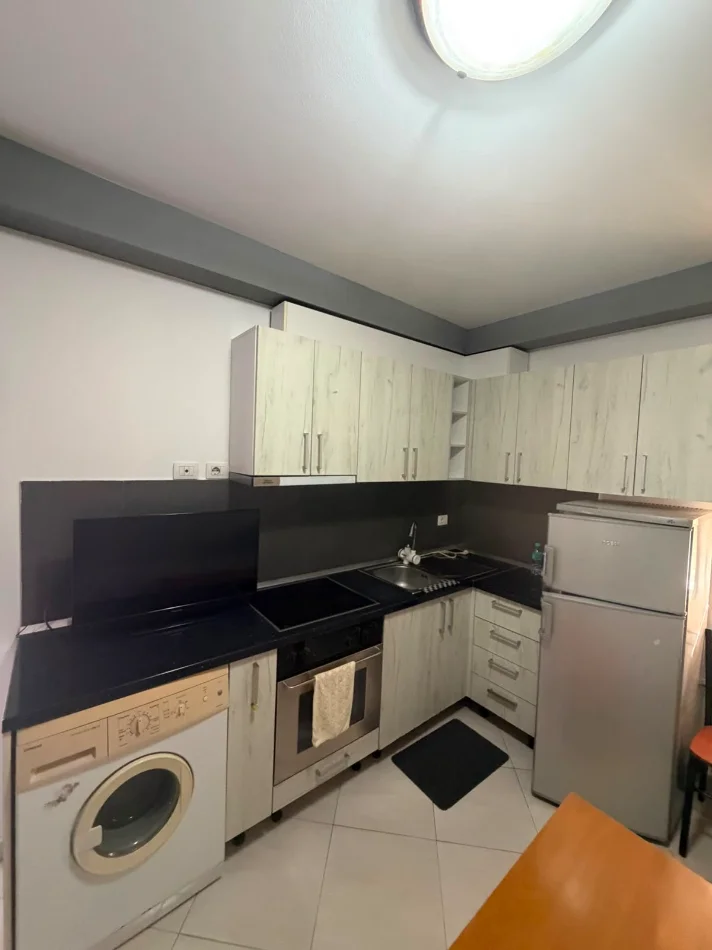 Tirane, jepet me qera apartament 1+1 Kati 0, 44 m² 430 € (Rruga Fortuzi)