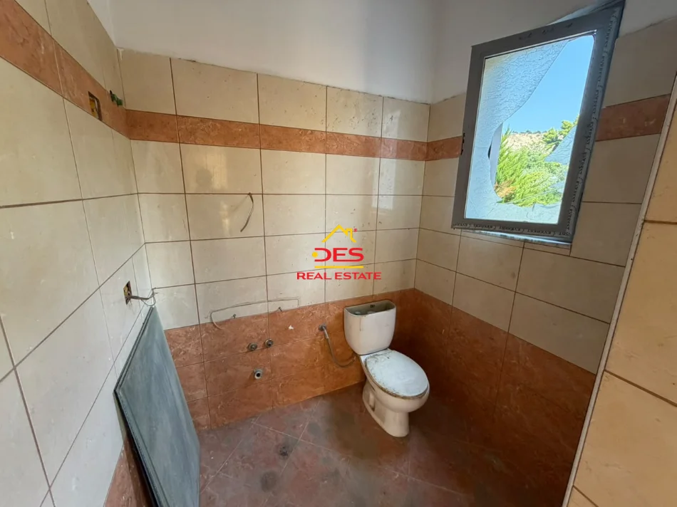 Vlore, jepet me qera ambjent biznesi Kati 2, 140 m² 400 € (Rruga Demokracia)