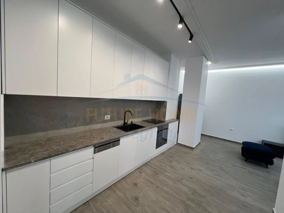 Tirane, jepet me qera apartament 2+1+Ballkon Kati 3, 96 m² 750 € (Rruga Riza Cerova, Selvia)