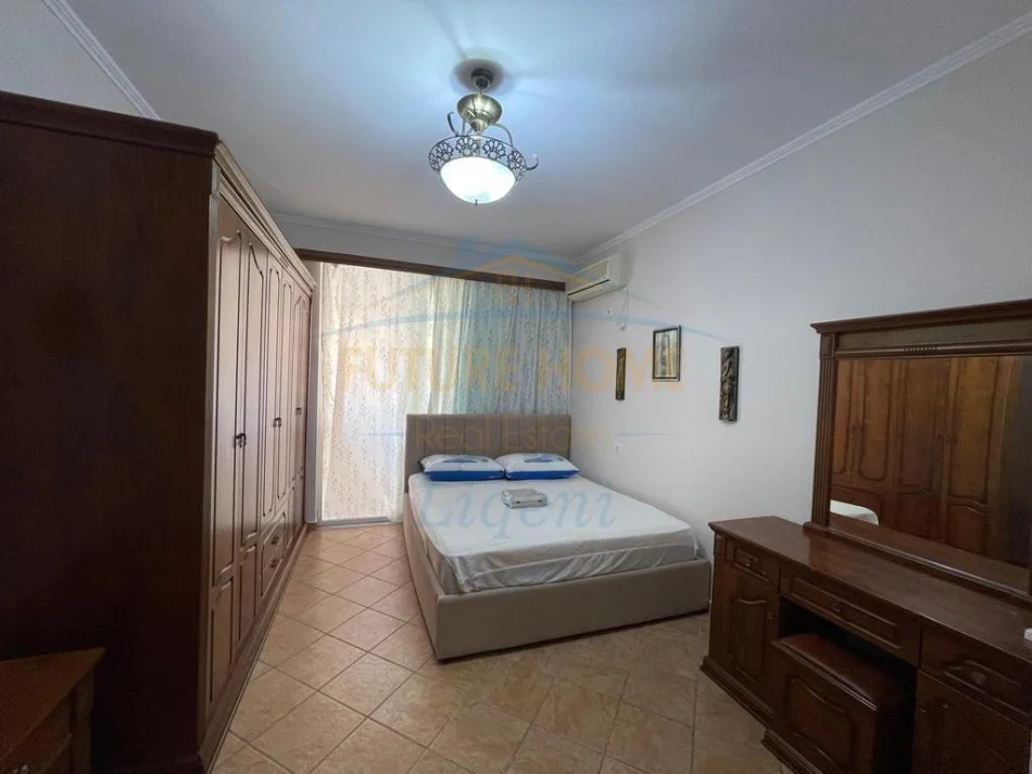 Tirane, jepet me qera apartament 3+1 Kati 5, 840 € (KOMPLEKSI KIKA)