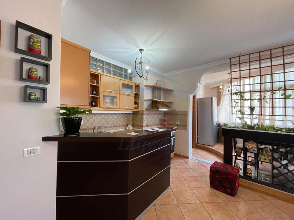 Tirane, jepet me qera apartament 3+1 Kati 5, 840 € (KOMPLEKSI KIKA)