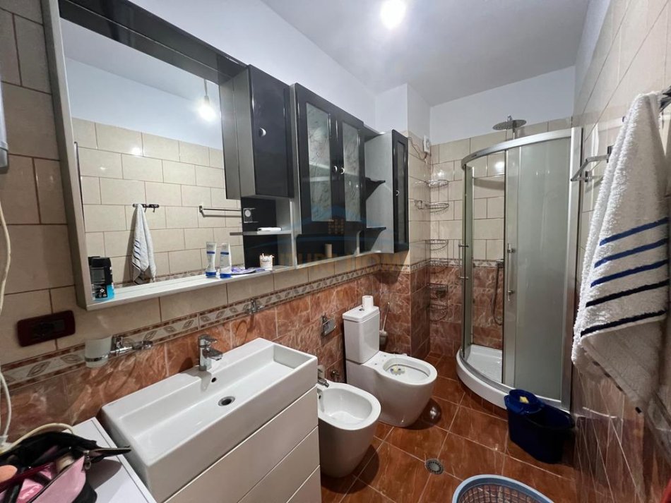 Tirane, jepet me qera apartament 3+1 Kati 6, 105 m² 630 € 