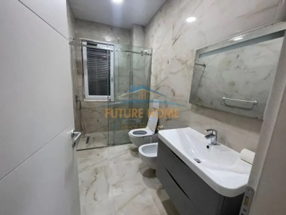 Tirane, jepet me qera apartament 1+1 Kati 2, 135 m² 1.000 € (KOPSHTI BOTANIK, PRANE XHAMISE)