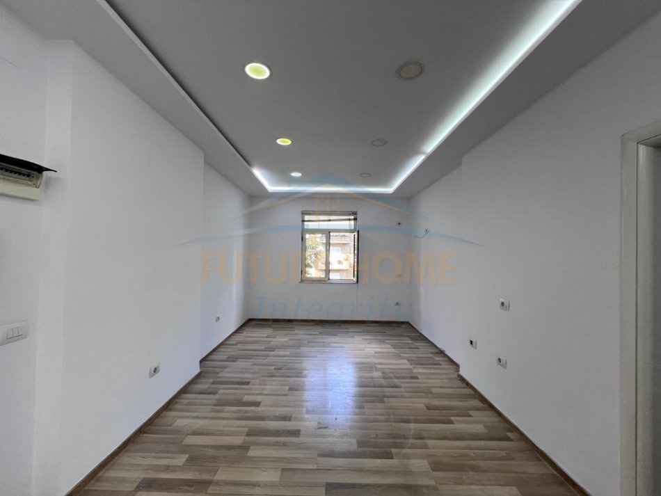 Tirane, jepet me qera apartament 2+1 Kati 4, 70 m² 700 € (Libri Universitar)