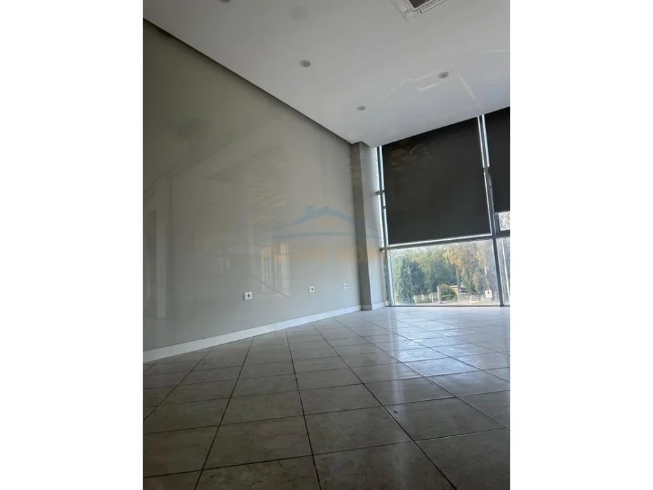 Durres, jepet me qera ambjent biznesi Kati 2, 400 € 