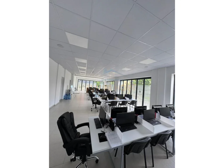 Tirane, jepet me qera ambjent biznesi Kati 0, 122 m² 2.000 € (Teodor Keko)