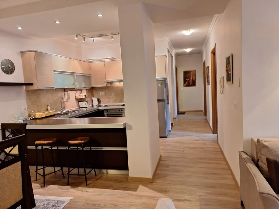 Tirane, jepet me qera apartament 2+1+Ballkon Kati 5, 104 m² 900 € (PRANE SHESHIT WILLSON)