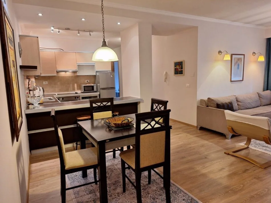 Tirane, jepet me qera apartament 2+1+Ballkon Kati 5, 93 m² 900 € (SHESHI WILLSON)