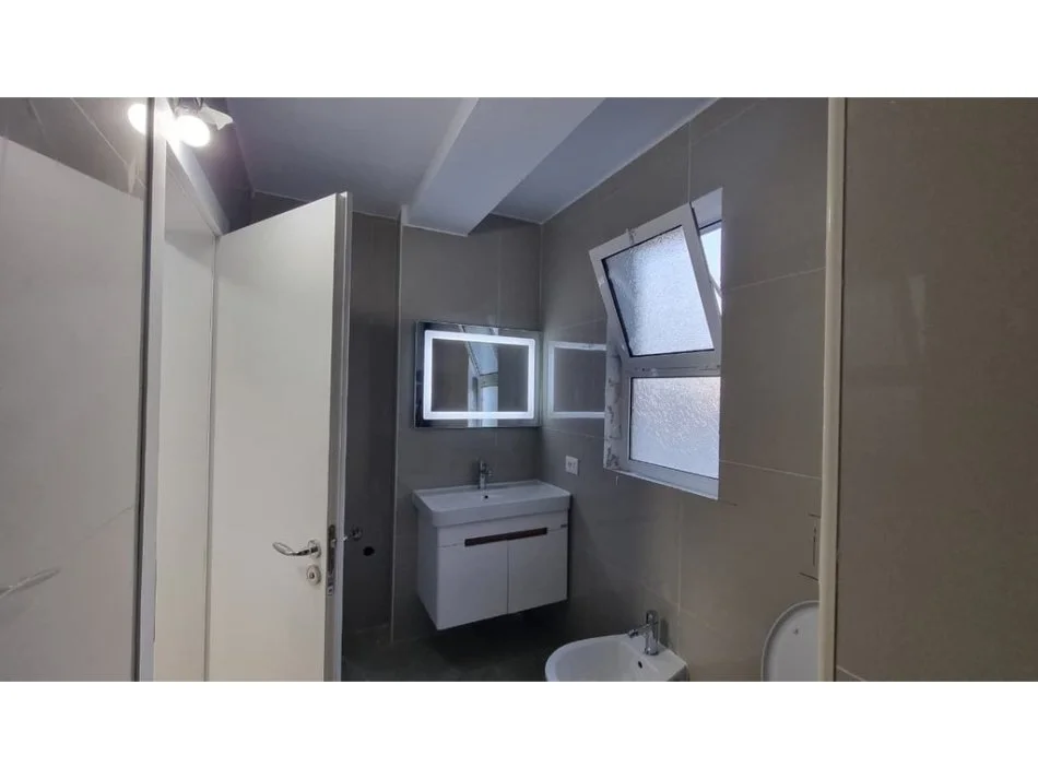 Tirane, shitet apartament 2+1+Ballkon Kati 6, 72 m² 162.000 € (Stadiumi Dinamo)