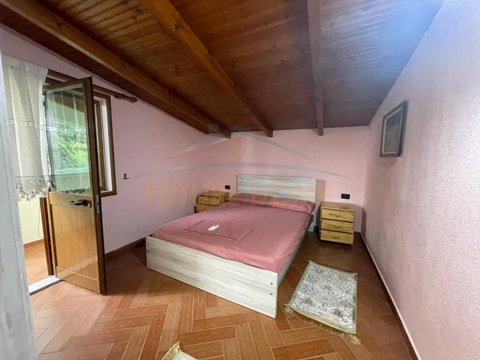 Tirane, jepet me qera apartament 3+1 Kati 3, 167 m² 800 € (VILAT GJERMANE)