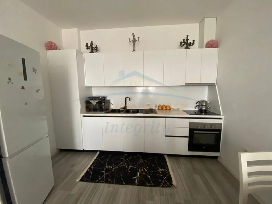Tirane, jepet me qera apartament 1+1 Kati 1, 108 m² 400 € (FRESK)