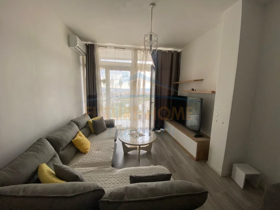 Tirane, jepet me qera apartament 1+1+Ballkon Kati 1, 108 m² 420 € (Fresku)