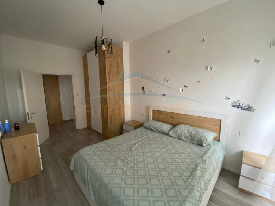 Tirane, jepet me qera apartament 1+1 Kati 1, 108 m² 400 € (FRESK)