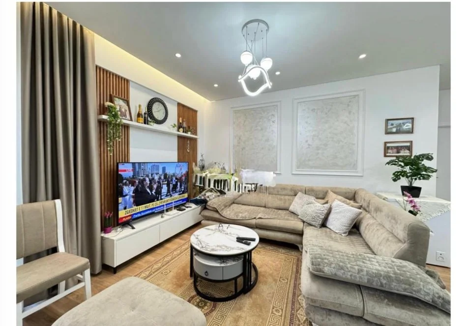 Tirane, jepet me qera apartament 1+1+Ballkon Kati 3, 70 m² 600 € 