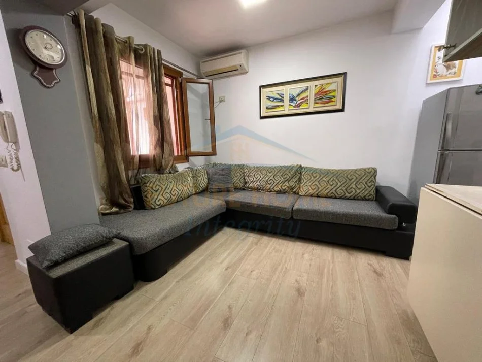 Tirane, jepet me qera apartament 2+1 Kati 1, 75 m² 500 € (RRUGA VLLAZEN HUTA)