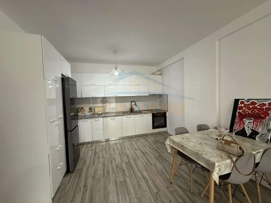 Tirane, jepet me qera apartament 2+1+Ballkon Kati 4, 109 m² 650 € (Rezidenca Future Home)