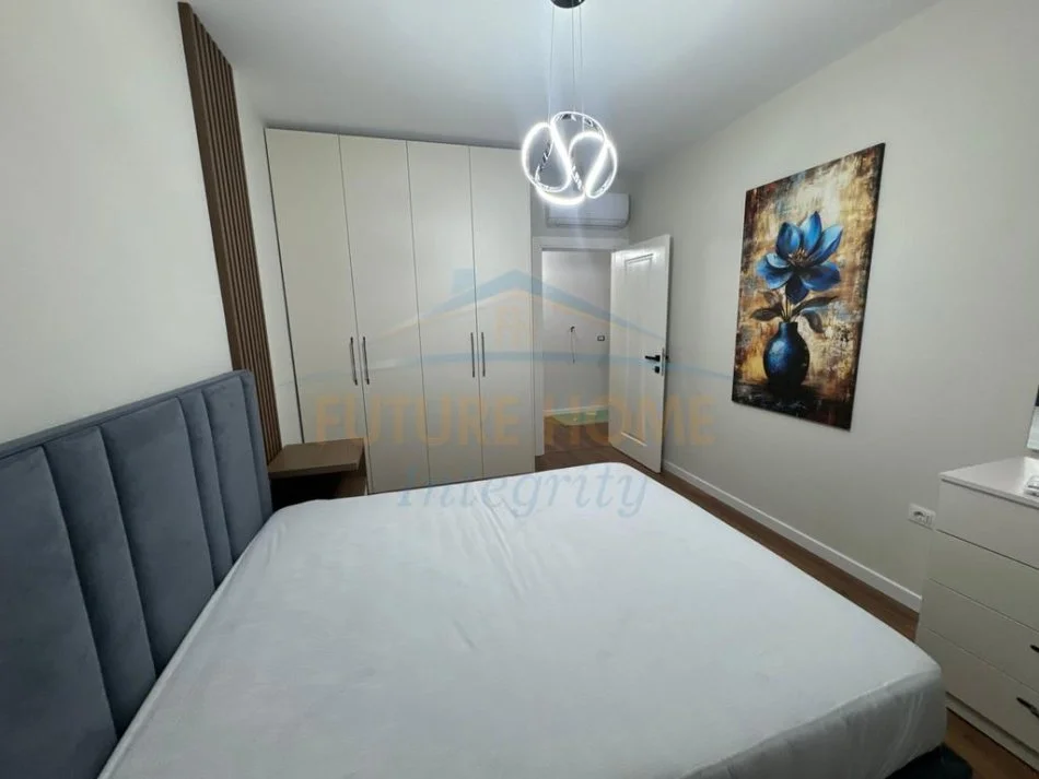 Tirane, jepet me qera apartament 2+1+Ballkon Kati 3, 91 m² 850 € (Shkolla e Kuqe, Pazari i Ri)