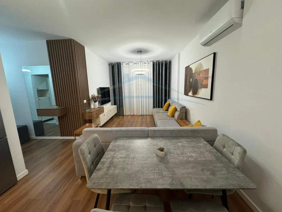 Tirane, jepet me qera apartament 2+1+Ballkon Kati 3, 91 m² 850 € (Shkolla e Kuqe, Pazari i Ri)