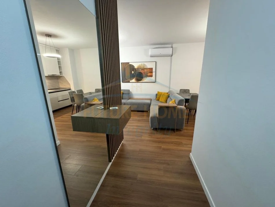 Tirane, jepet me qera apartament 2+1+Ballkon Kati 3, 91 m² 850 € (Shkolla e Kuqe, Pazari i Ri)