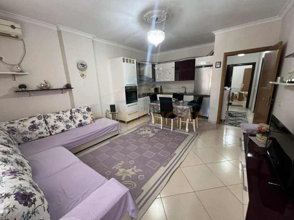 Tirane, jepet me qera apartament 2+1 Kati 4, 76 m² 450 € (PRANE RRETHIT TE YZBERISHTIT)