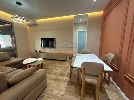 Tirane, jepet me qera apartament 1+1+Ballkon Kati 4, 1.000 € 
