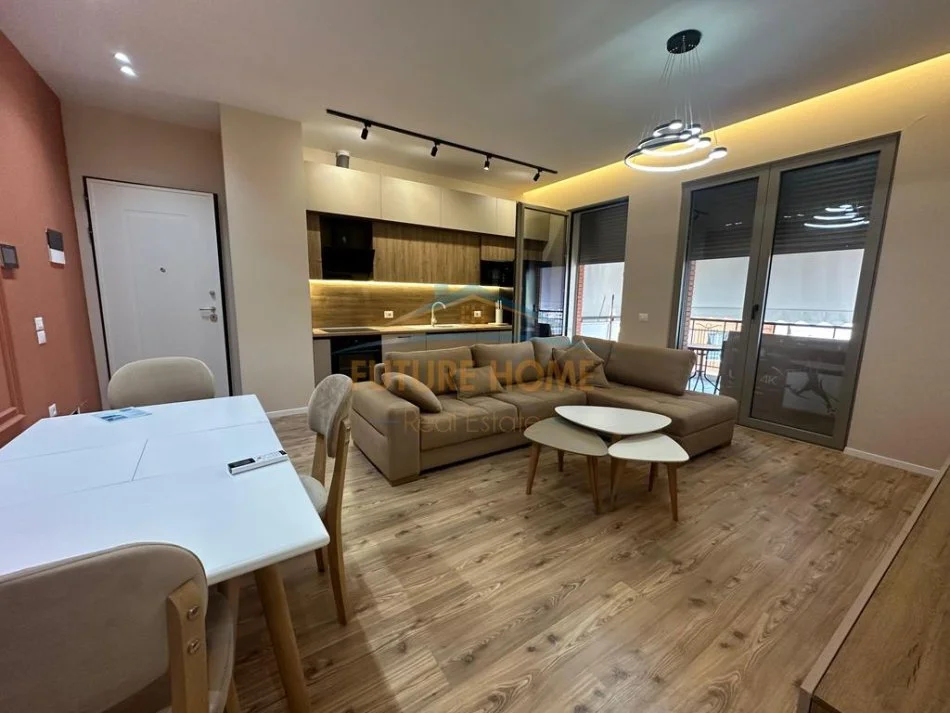 Tirane, jepet me qera apartament 1+1+Ballkon Kati 4, 76 m² 1.000 € (Kompleksi Delijorgji)