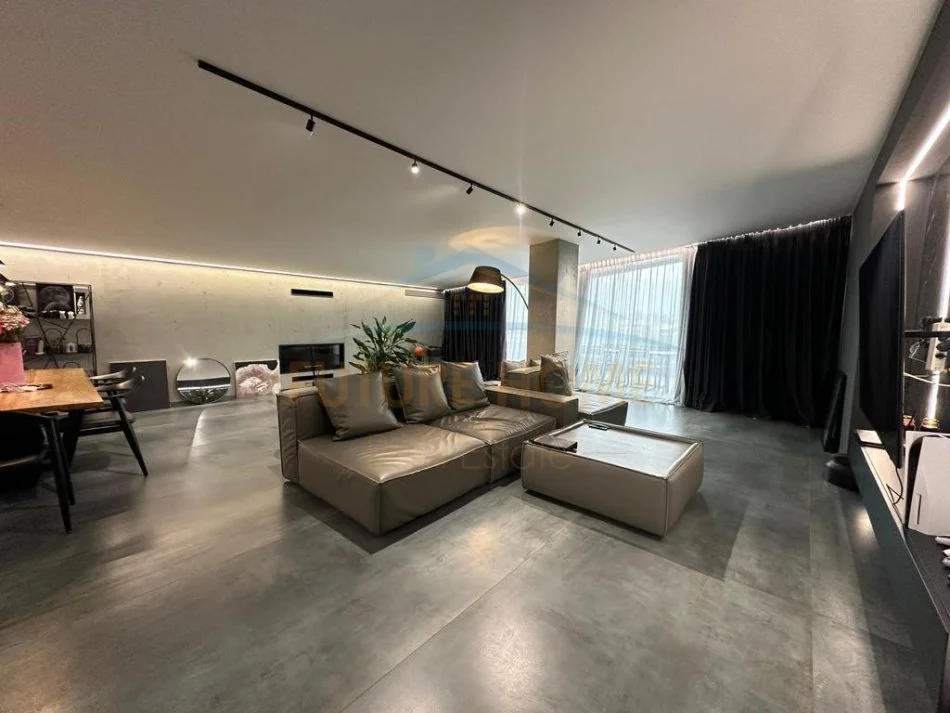 Tirane, shitet apartament 3+1+3 Kati 6, 390 m² 850.000 € (liqeni i thate)