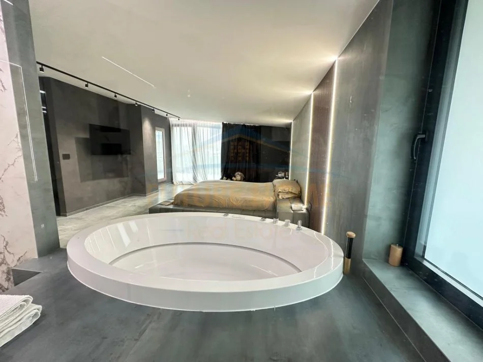 Tirane, shitet apartament 3+1+3 Kati 6, 390 m² 850.000 € (liqeni i thate)